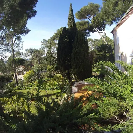 Rez-de-chaussee Dans Grand Jardin Provencal, A La Tatiana *