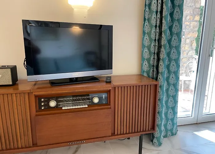 Rez-de-chaussee Dans Grand Jardin Provencal, A La Tatiana * Antibes